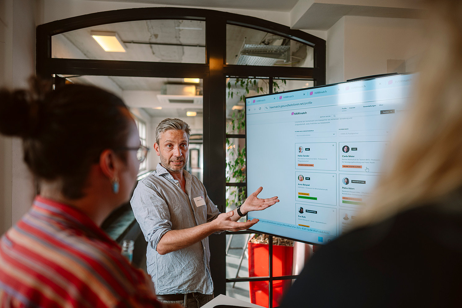 Zuletzt wurde die Plattform auf der Transferale im Juli 2026 mit einem ersten Showcase vorgestellt, was man auf diesem Bild sehen kann.